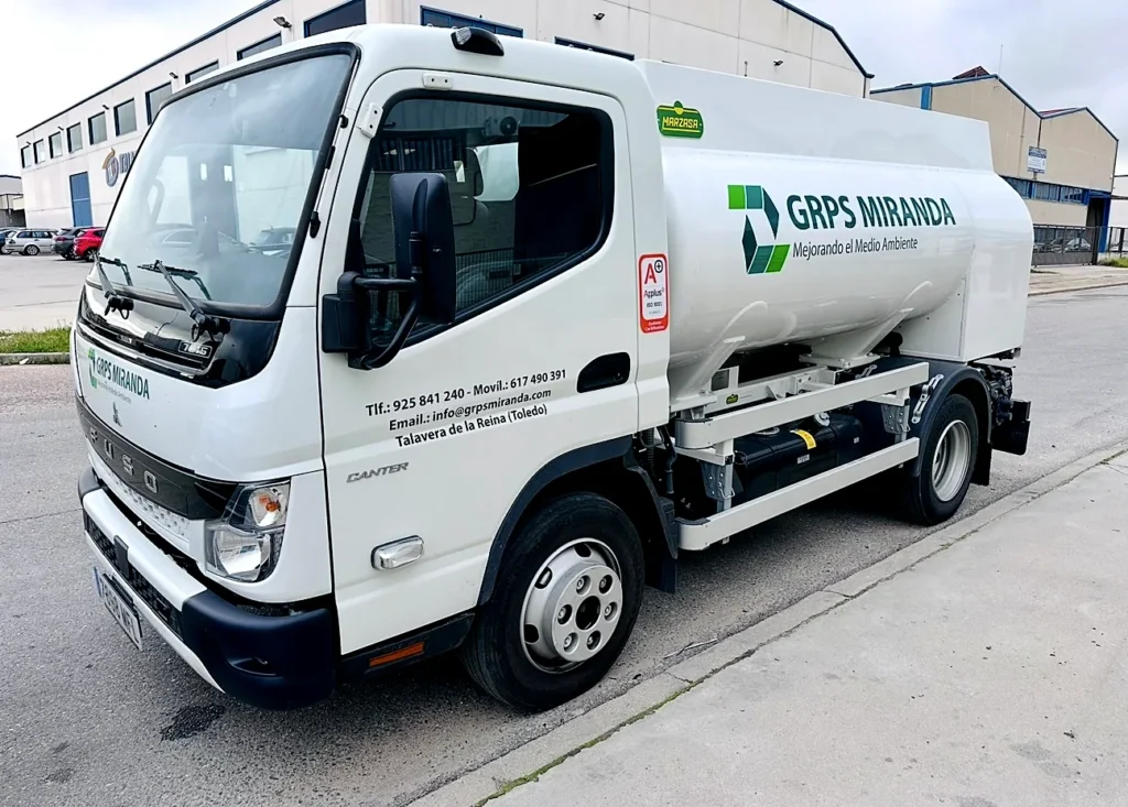 Camión cisterna pequeño de GRPS Miranda junto a una nave