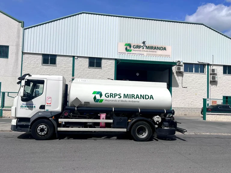 Camión cisterna de GRPS Miranda frente a la nave de la empresa