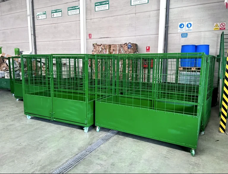 Jaulas metálicas verdes para residuos