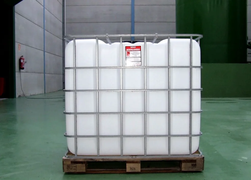 Contenedor GRG de 1.000 litros sobre palé