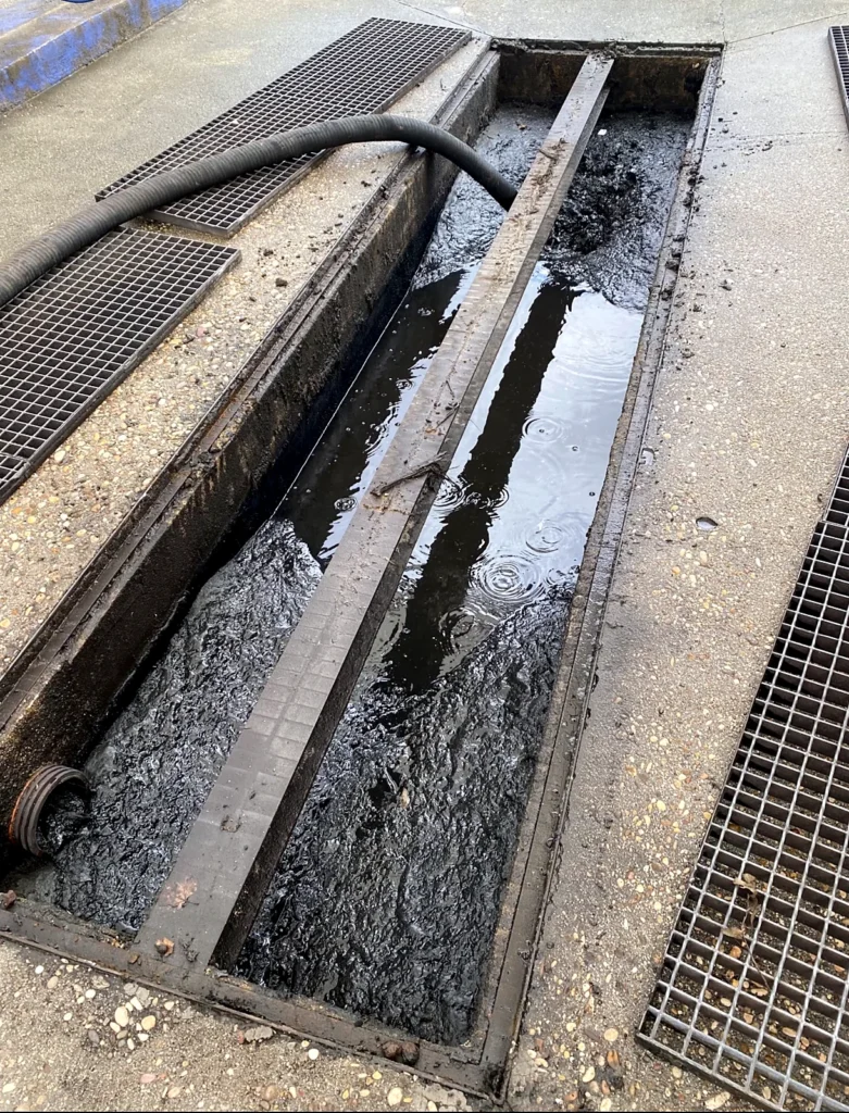 Canaleta de desagüe después de la limpieza