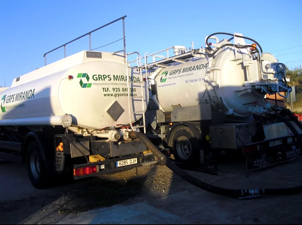 Dos camiones cisterna de GRPS Miranda trabajando