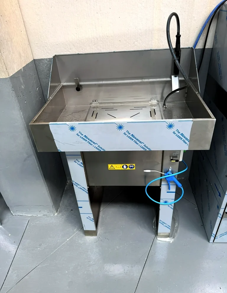Máquina lavapiezas de acero inoxidable con fregadero