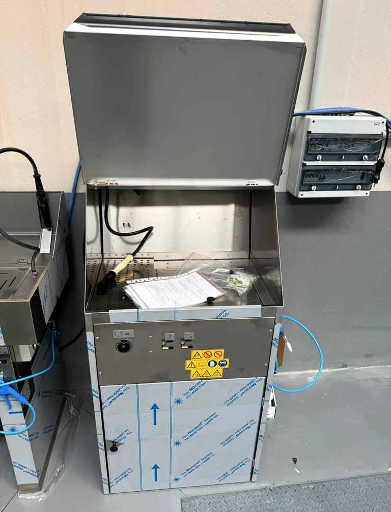 Máquina lavapiezas de armario en un taller